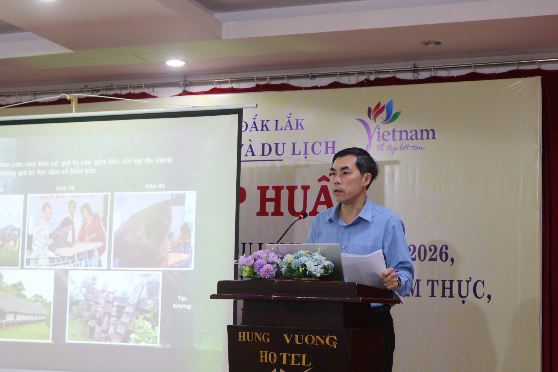 Trưởng phòng Quản lý Du lịch, Sở Văn hóa, Thể thao và Du lịch Nguyễn Sơn Hưng triển khai các nội dung tập huấn.